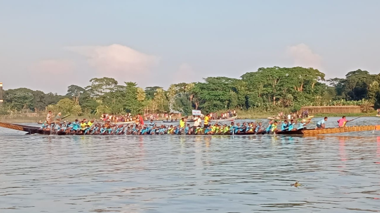 বৈঠার তালে ছুটল নৌকা, সন্ধ্যা নদীর তীরে হাজারো দর্শকের উল্লাস
